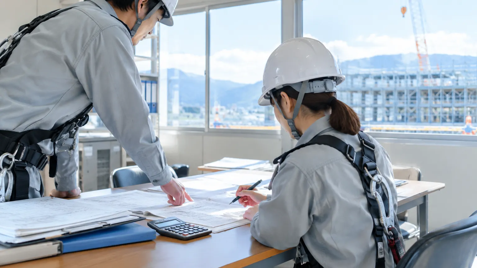 一人親方が建退共に加入する方法【2026年版】掛金日額320円と受取額シミュレーション・小規模企業共済との違い